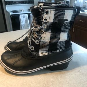 sorel buffalo plaid size 8.5.